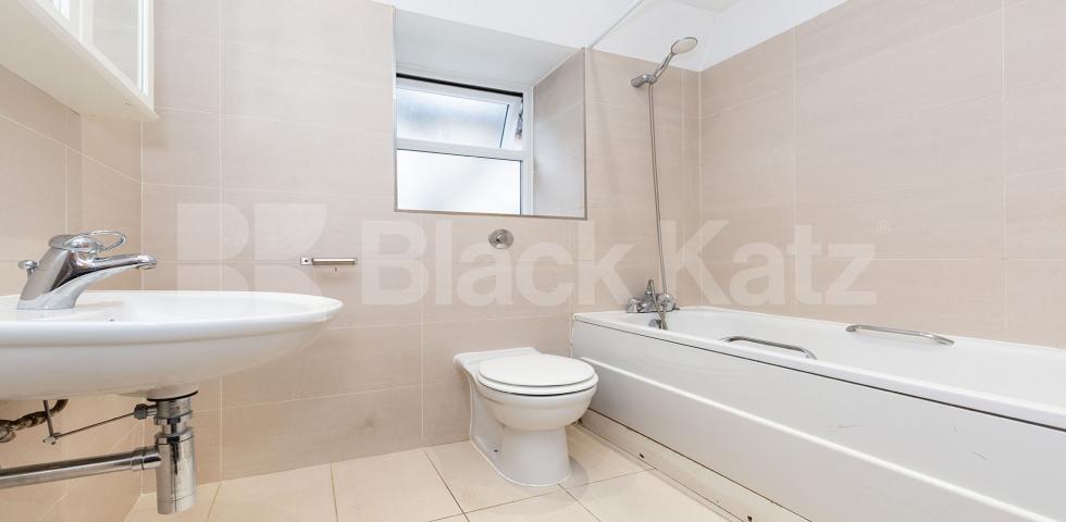 			LUXURY TWO BED TWO BATH  MINUTES TO TUBE!, 2 Bedroom, 2 bath, 1 reception Flat			 Kings Terrace, CAMDEN